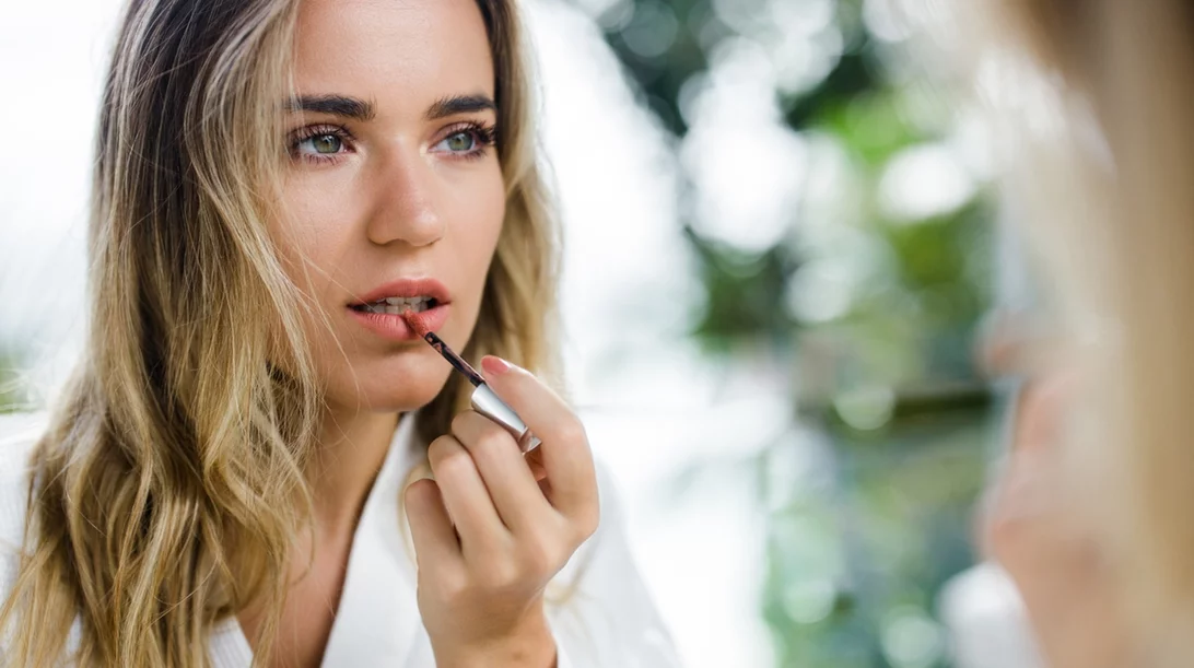 5 ζουμερά lip oils για ενυδατωμένα και λαμπερά χείλη
