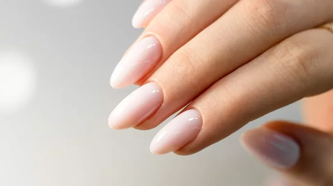 Το ιδιοφυές hack για να μην λερώνεις με βερνίκι τα πετσάκια σου