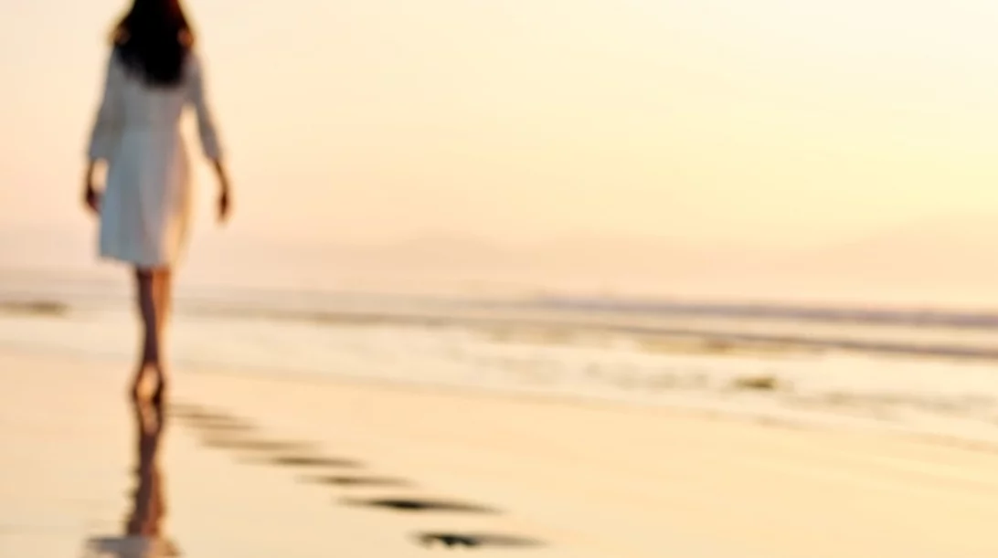 Silent walking: Η νέα τάση στο περπάτημα βελτιώνει την ψυχική σου υγεία