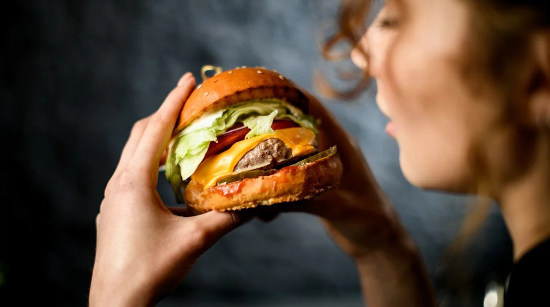 Η κακή διατροφή μπορεί να προσθέσει χρόνια στην εμφάνισή σου από τα 25 – Δες πώς!