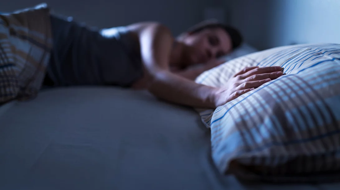 Κοιμόμαστε χώρια: Πώς το sleep divorce μπορεί να σώσει μία σχέση