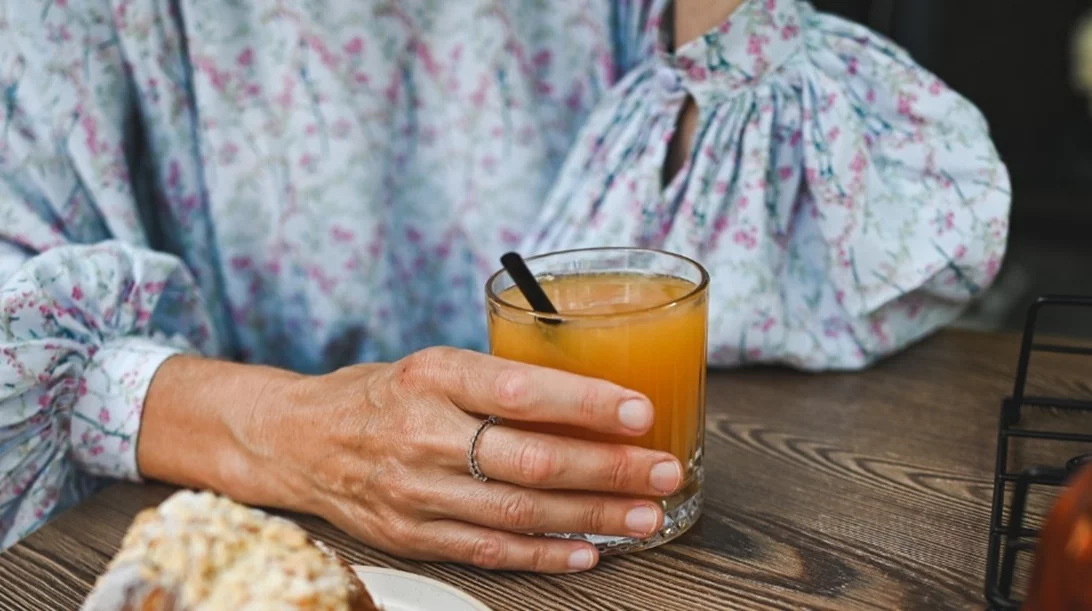 Είσαι άνω των 50; 6 πράγματα που καλό είναι να κάνεις κάθε πρωί πριν τις 9