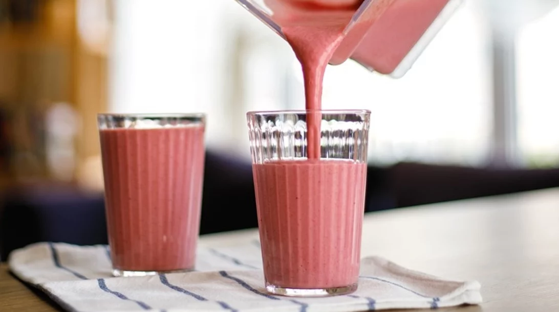 Λάμψη, ανανέωση, ενέργεια: 3 απολαυστικές συνταγές για smoothies, φτιαγμένες με εποχικά φρούτα