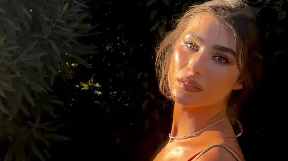 Η Χρύσα Μιχαλοπούλου υιοθέτησε το ιδανικό hairlook για γάμους και βαφτίσεις δίπλα στο κύμα