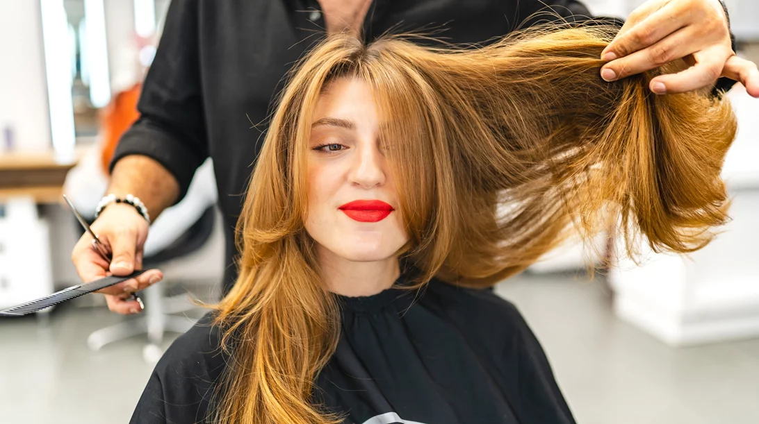 3 απλά μυστικά για να διατηρήσεις αναλλοίωτο το χρώμα των μαλλιών σου μετά το κομμωτήριο
