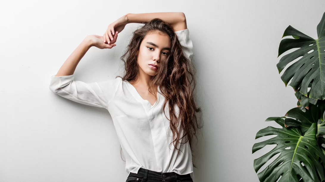 Τα ωραιότερα χρώματα μαλλιών για μελαχρινές του φετινού καλοκαιριού