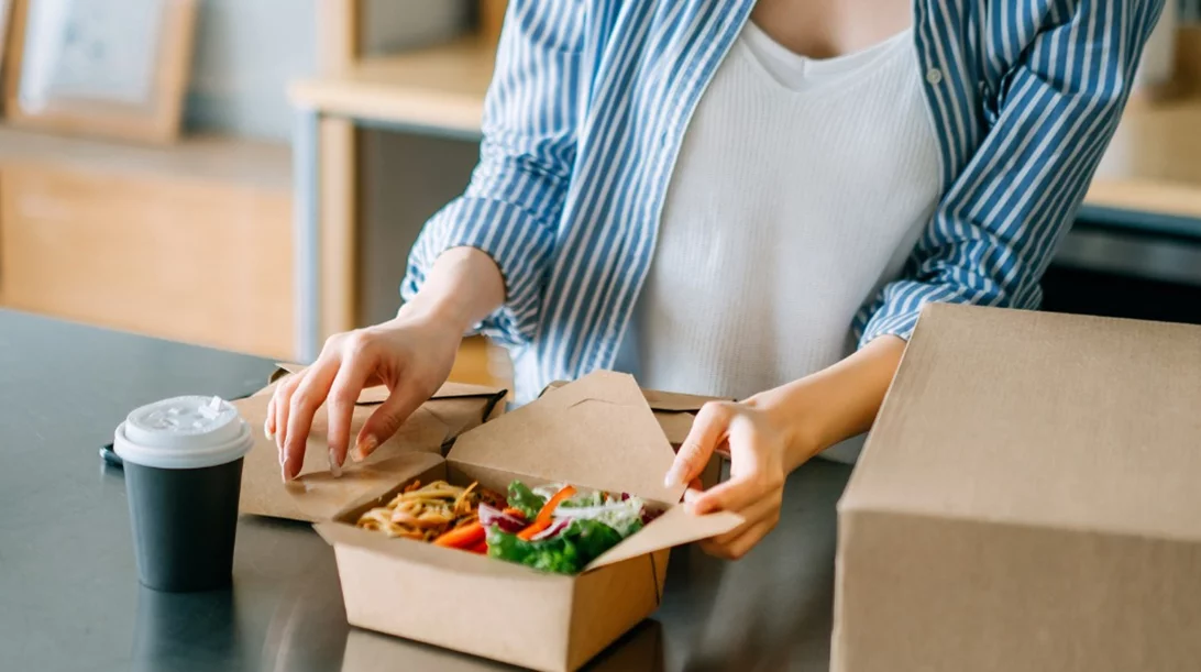 Φαγητό απέξω: 7 κανόνες για υγιεινές επιλογές σε πακέτο
