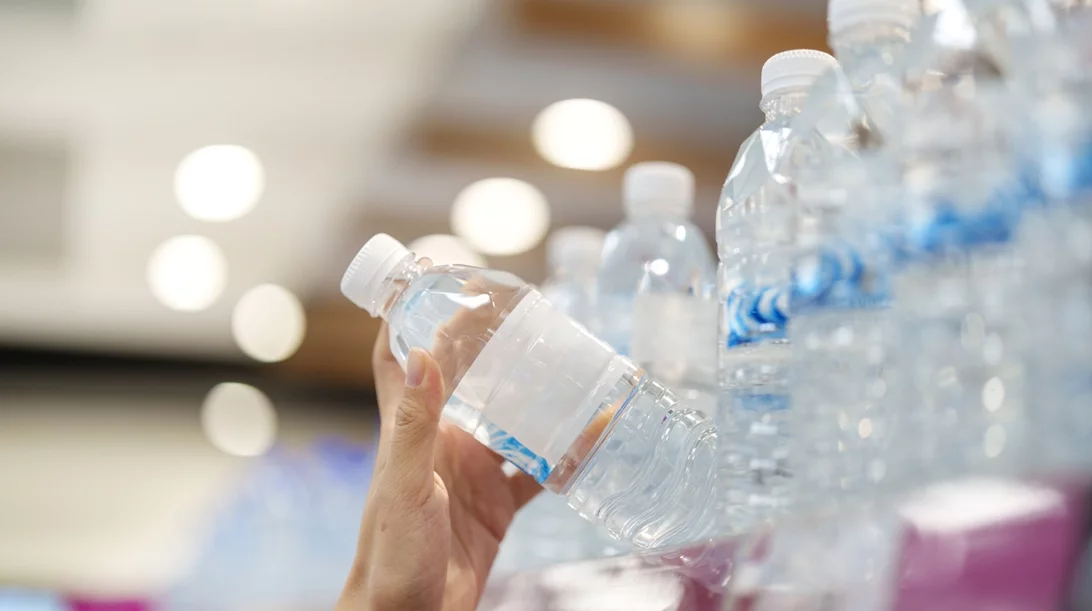 Πίνεις εμφιαλωμένο νερό; Μάθε τι κινδύνους μπορεί να κρύβει αυτή η συνήθεια