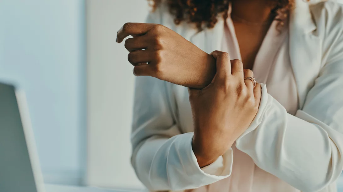 Έχεις μειωμένη δύναμη στα χέρια ή ούλα που αιμορραγούν; Τι μπορεί να σου "λέει" το σώμα σου