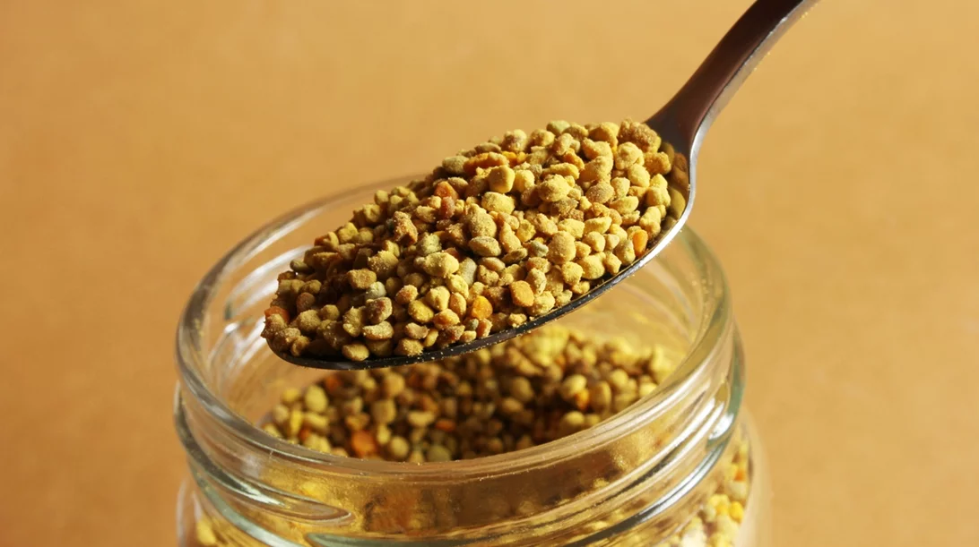 Γύρη μελισσών ή βασιλικός πολτός; Οι διαφορές τους και ποιο να επιλέξεις