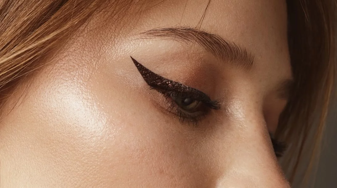Aυτό το περλέ eyeliner από τα Zara κοστίζει μόνο 10 ευρώ και μπορεί να κάνει κάθε beauty look ανάρπαστο