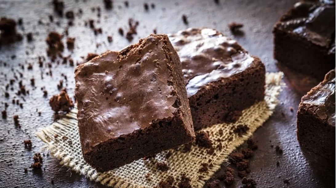 Συνταγή: Νηστίσιμο κέικ με κακάο - Πανεύκολο και χωρίς μίξερ