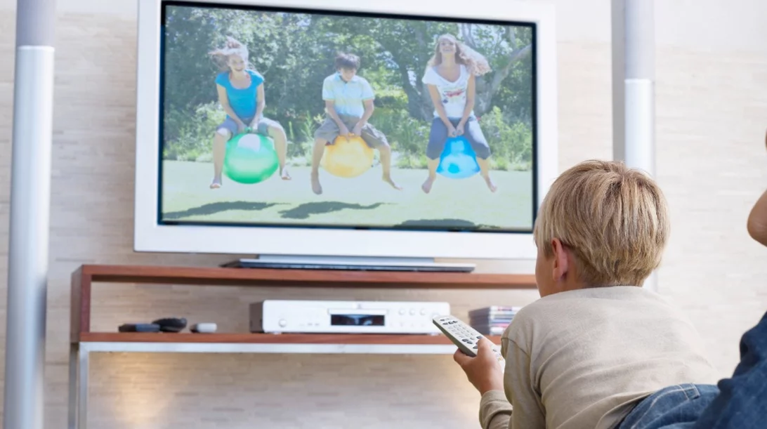 Βλέπει το μικρό σου πολλές ώρες τηλεόραση; Μάθε ποιος κίνδυνος ελλοχεύει