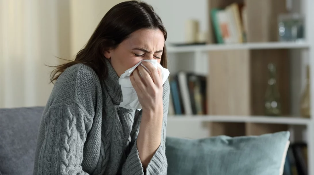 Πέρασες κορονοϊό και "ξεμπέρδεψες"; Πότε (και αν) μπορεί να ξανακολλήσεις;