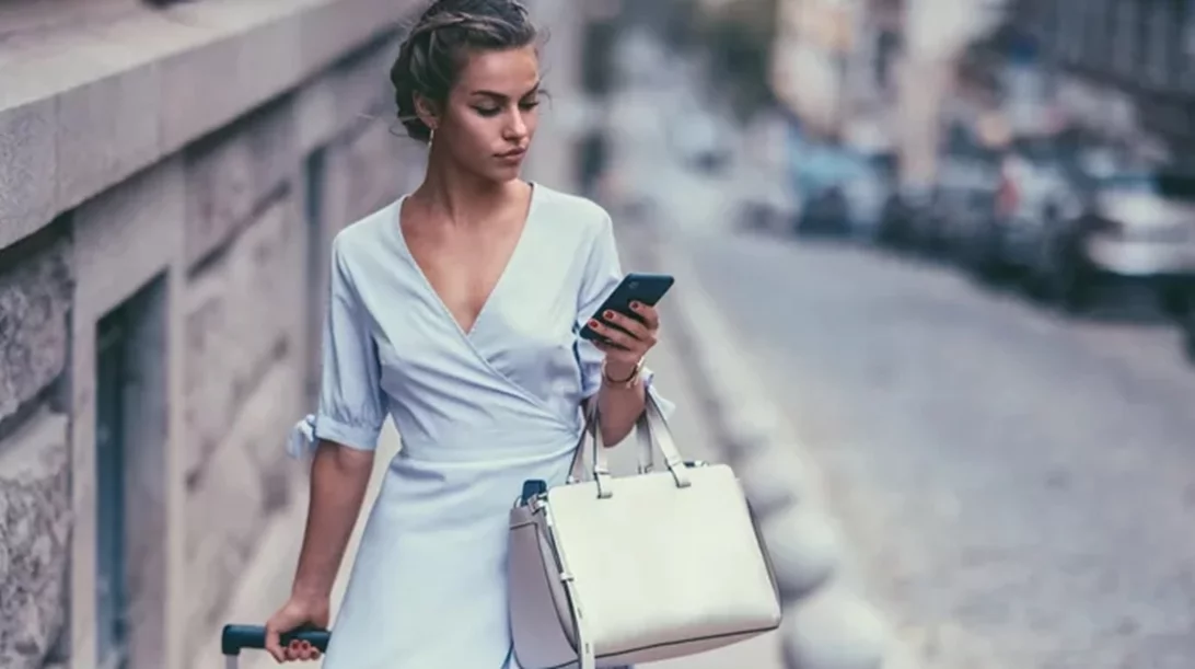 5 beauty items που κάθε "it" girl θα έχει στη βαλίτσα των διακοπών φέτος