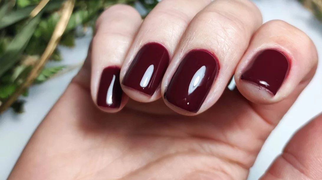 Μπορντό νύχια: 5 ιδέες μανικιούρ στο πιο αριστοκρατικό χρώμα του φθινοπώρου