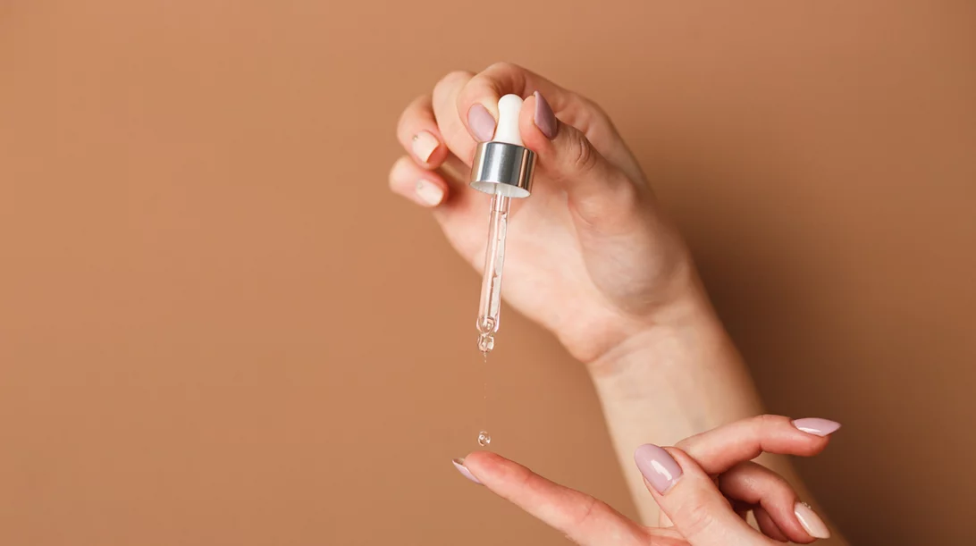 Πώς χρησιμοποιείται το serum; Το χρειάζεσαι; Πρέπει να έχει υαλουρονικό οξύ;