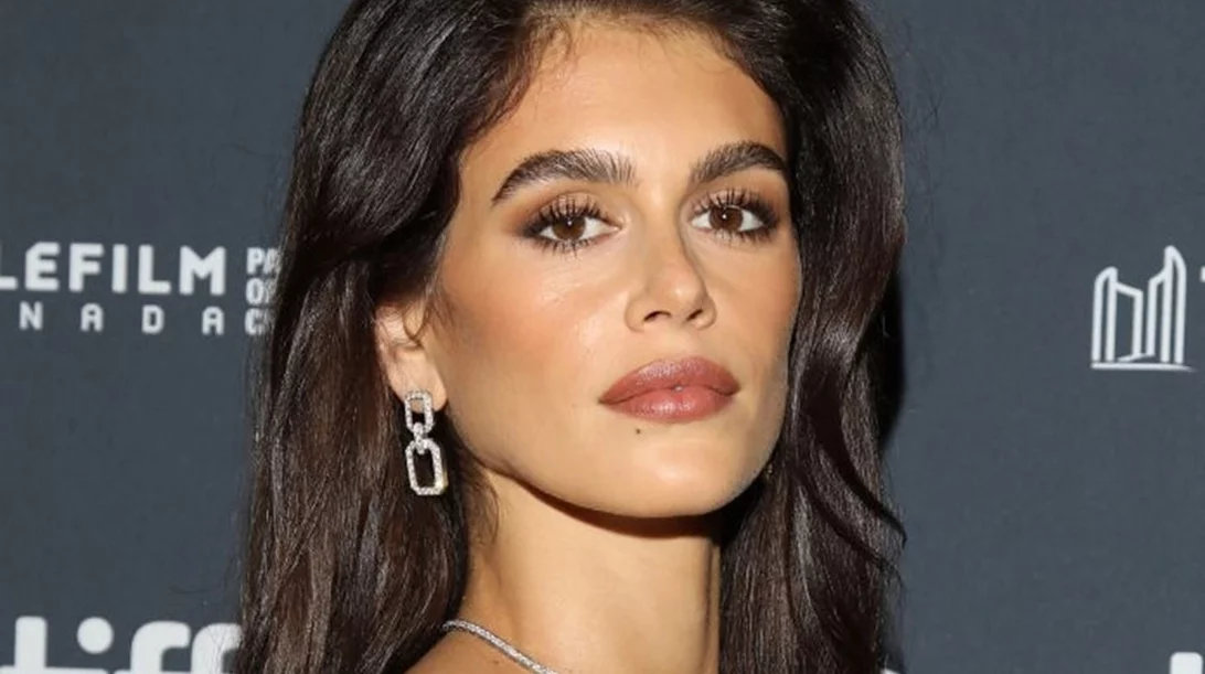 Πλαϊνή φράντζα: Το σέξι hair trend του 2005 επανέρχεται δριμύτερο φέτος