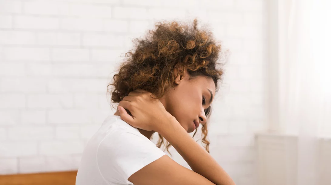 Αυχενικό σύνδρομο: Οι κακές συνήθειες που το προκαλούν και πώς θα το αποφύγεις