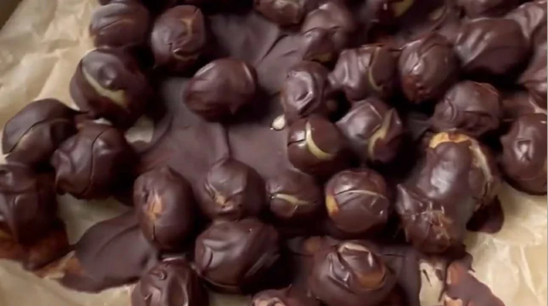 Σπιτική σοκολάτα με σταφύλια - θα χρειαστείς μόνο 2 υλικά!