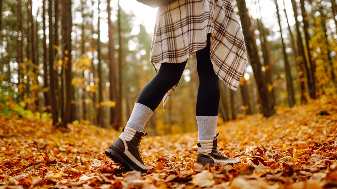 Πονάς χαμηλά στην κοιλιά όταν περπατάς; 5 πιθανοί λόγοι που εξηγούν το γιατί