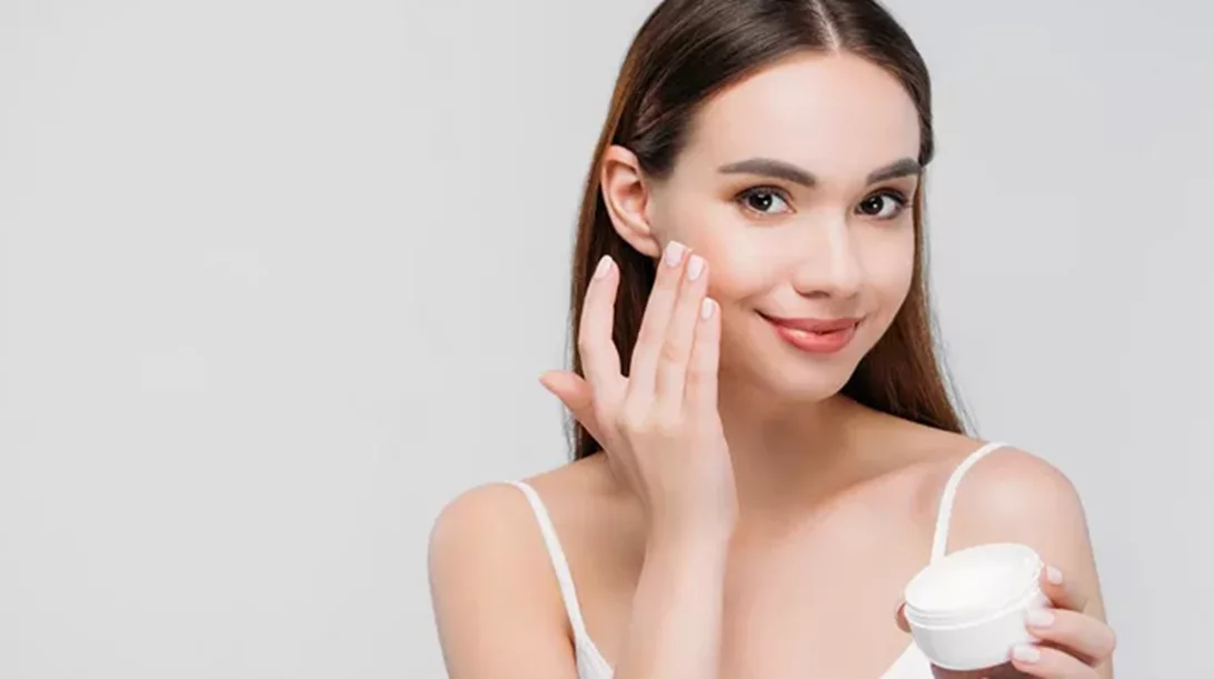 Ξηρή επιδερμίδα: Τα καλύτερα ενυδατικά προϊόντα για να νιώσεις πάλι άνετα μέσα στο δέρμα σου