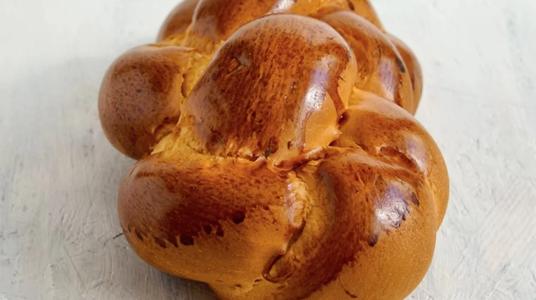Πασχαλινά ζυμώματα: Τρεις συνταγές για τσουρέκι και κουλουράκια