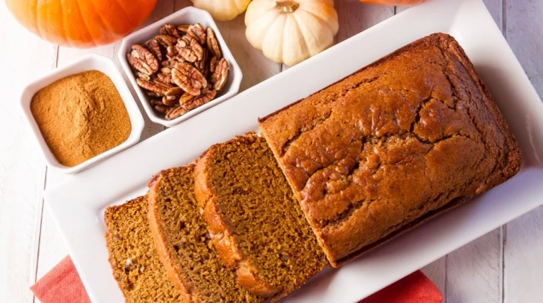 Μια εύκολη συνταγή για ένα υγιεινό κέικ με κολοκύθα, καρύδια και πετιμέζι