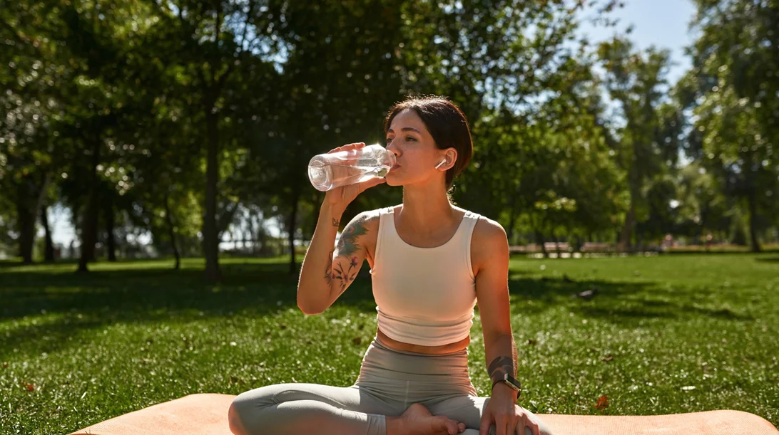 Δεν είναι το νερό η λύση στην αφυδάτωση - Τι πρέπει να κάνεις αν ιδρώνεις όλη μέρα