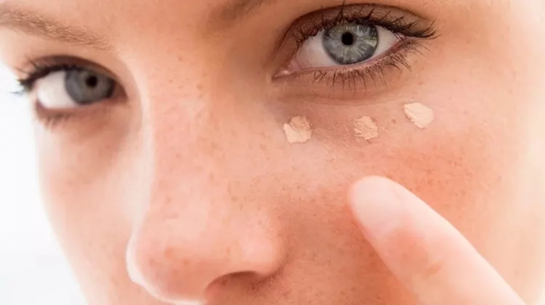 4 κοινά λάθη στην εφαρμογή concealer που καταστρέφουν το μακιγιάζ σου