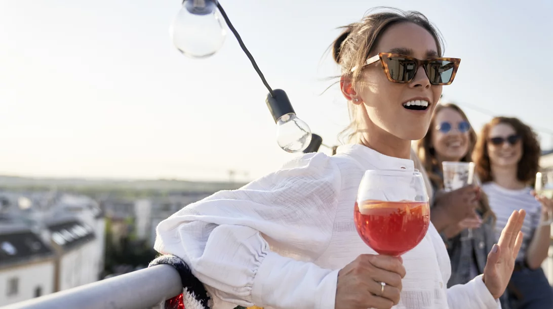 Πώς να βγαίνεις χωρίς hangover: Τα Gen Z hacks που θα σου αλλάξουν τη ζωή