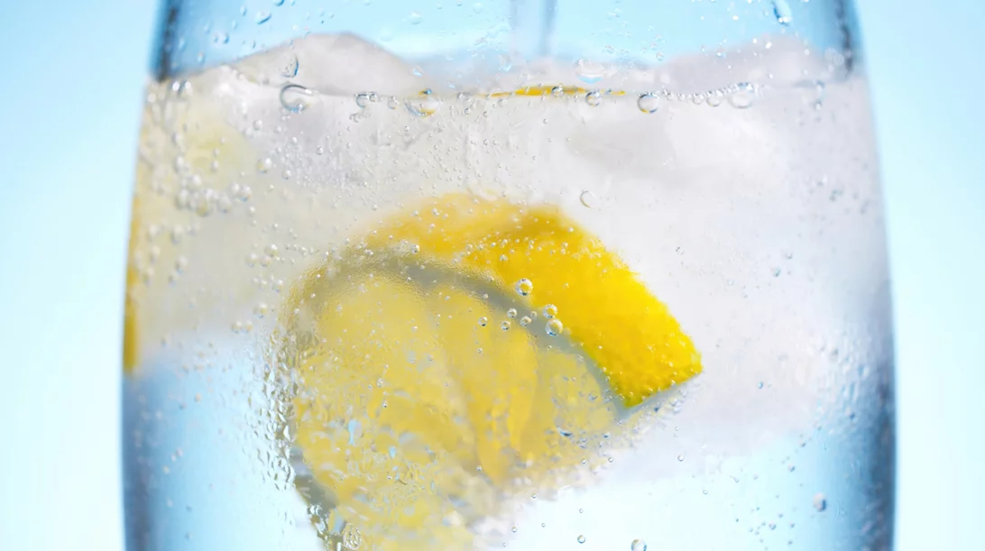 Γιατί δεν πρέπει να πίνεις παγωμένο νερό στον καύσωνα;