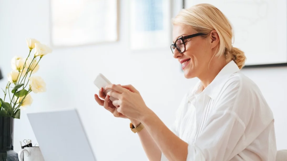 Μετά τα 50: Το απρόσμενο όφελος ψυχικής υγείας από την πρεσβυωπία