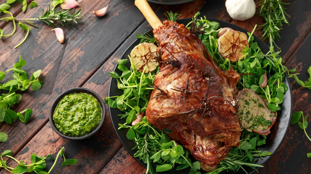 Συνταγή για αρνάκι σιγοψημένο με τζίντζερ και τσάτνι μέντας