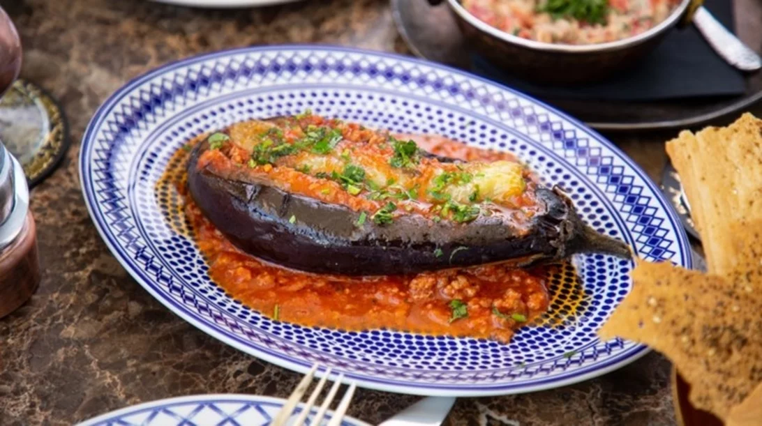Μελιτζάνες στον φούρνο με σάλτσα και φέτα- Το απόλυτο καλοκαιρινό γεύμα