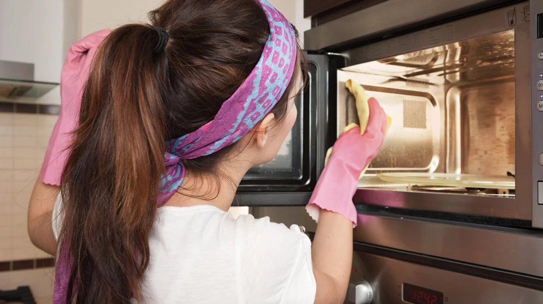 Φούρνος μικροκυμάτων: Καθάρισέ τον πανεύκολα - Με υλικά που έχεις ήδη στην κουζίνα