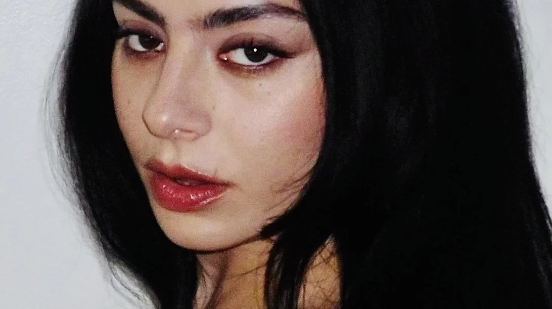 Τι είναι το Brat Girl Summer trend για το οποίο μιλάνε όλοι;