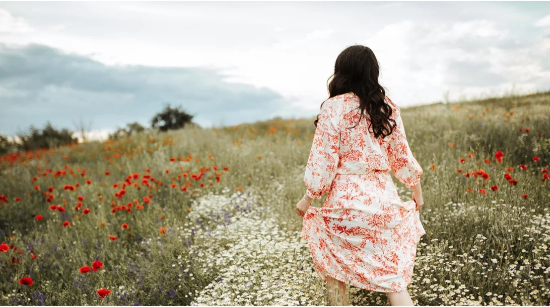 Το print που μας συντροφεύει τώρα μυρίζει άνοιξη | Εντυπωσιακό, χαρούμενο, θηλυκό