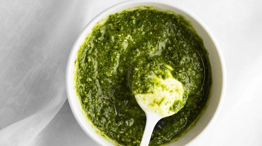 Συνταγή για vegan pesto με διατροφική μαγιά αντί για τυρί