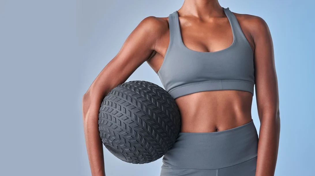 Δύο ασκήσεις με μπάλα για να γυμνάσεις όλο το σώμα σου