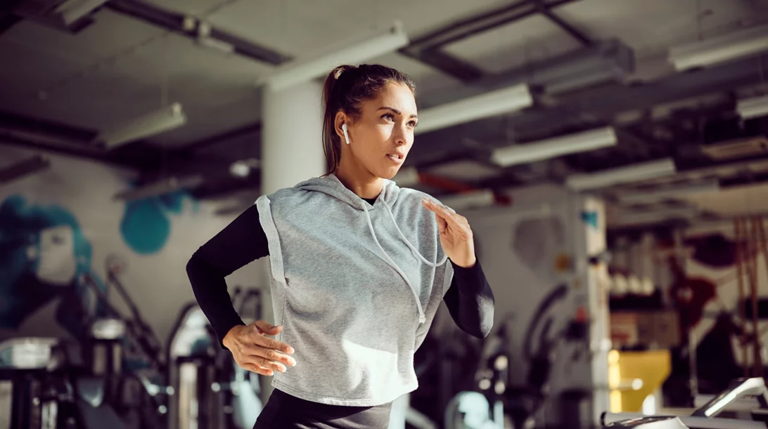 Πρόγραμμα άσκησης σε διάδρομο και ελλειπτικό στο γυμναστήριο σε 30 λεπτά