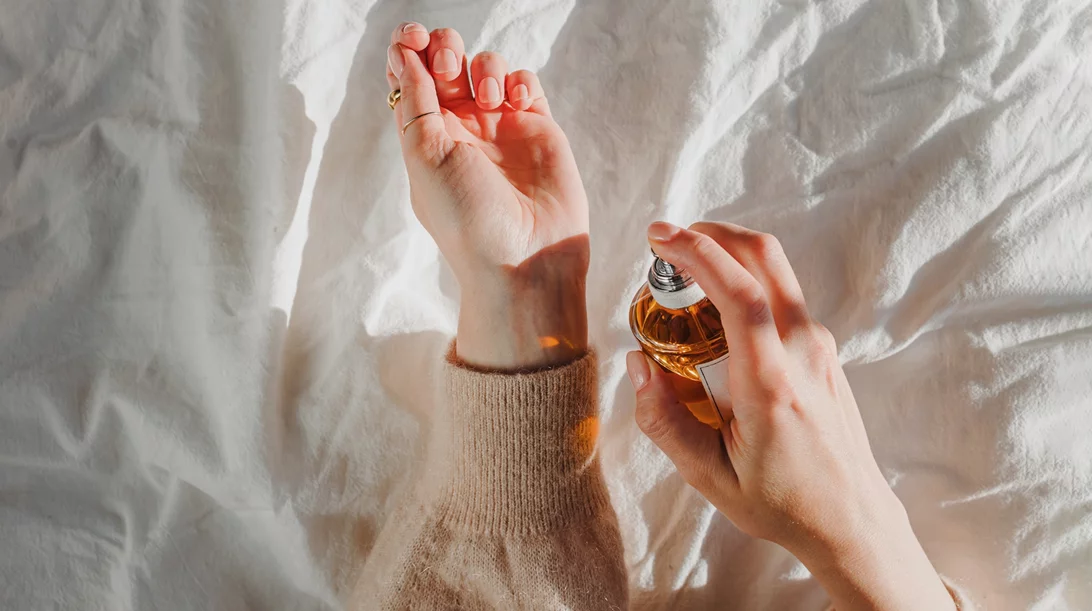 6 προϊόντα με άρωμα πούδρας για να γυρνούν όλοι στο πέρασμά σου - και κοστίζουν κάτω από 20 ευρώ