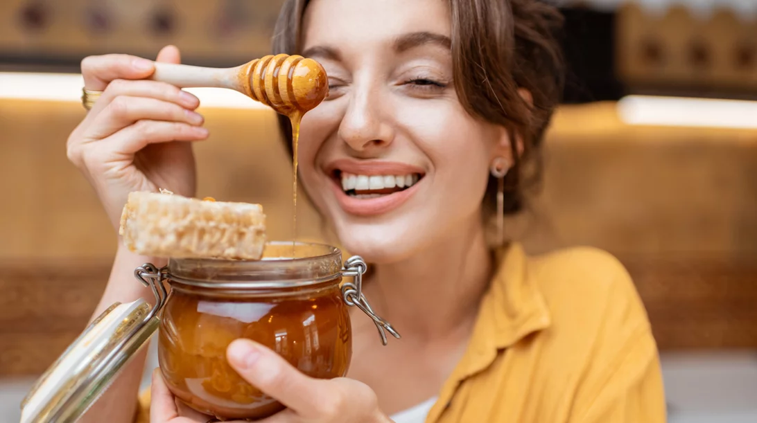 Μέλι στα μαλλιά και στην επιδερμίδα (μάθαμε συνταγή ακόμα και για ραγάδες)