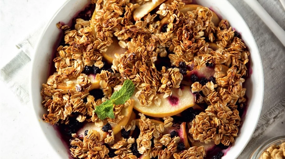 Τραγανό apple crumble με 270 θερμίδες ανά μερίδα