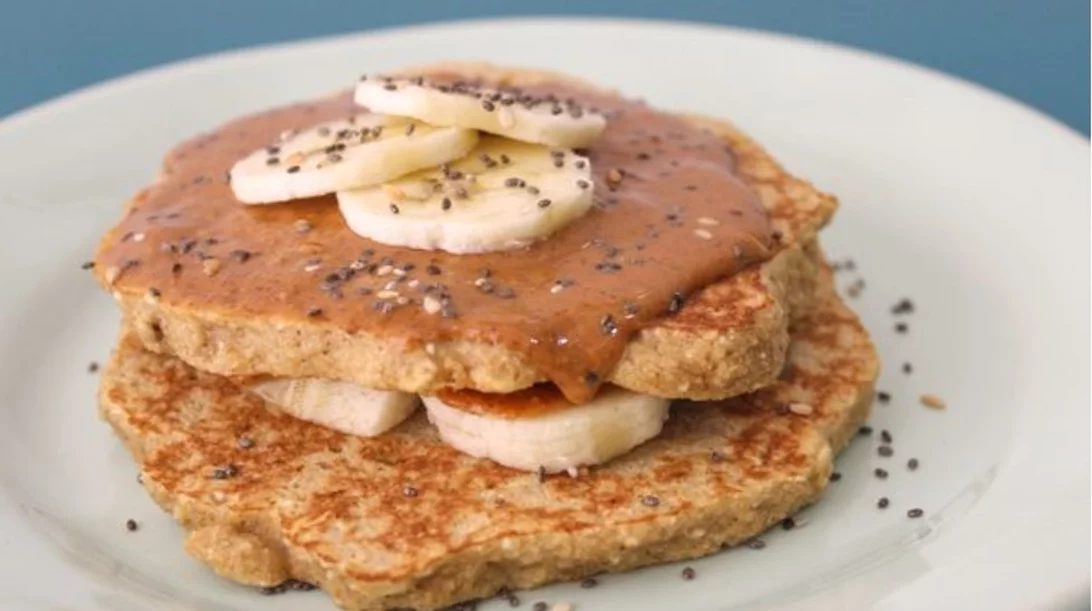 Pancakes πρωινού με βρώμη, μπανάνα και ταχίνι