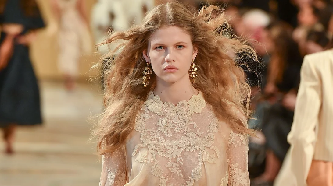 Tα καλύτερα leave-in conditioners για ενυδάτωση και εύκολο ξεμπέρδεμα στα μαλλιά