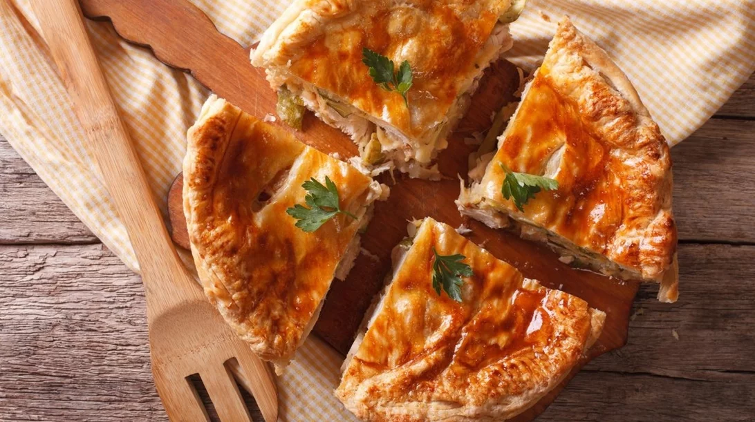 Κοτόπιτα με λίγα λιπαρά: Το αγαπημένο σπιτικό σνακ με "κρυμμένα" λαχανικά