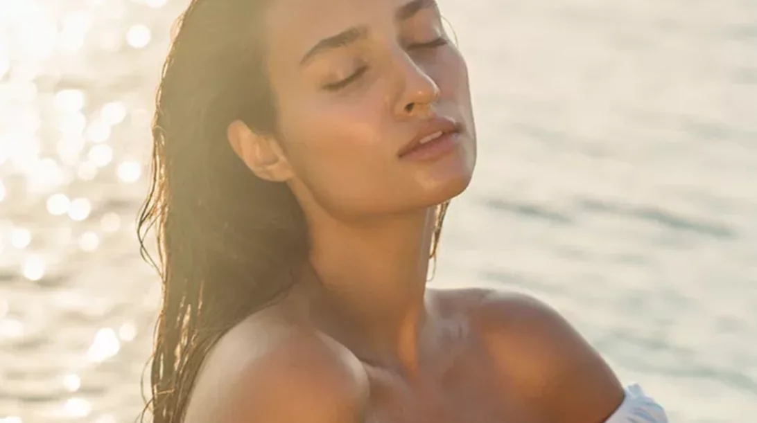 "Γιατί έχω πιο καθαρή επιδερμίδα το καλοκαίρι;"