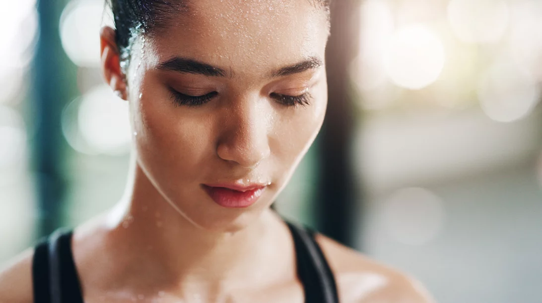 Ιδρώτας και σπυράκια: Πώς θα απαλλαγείς με τις συμβουλές του δερματολόγου