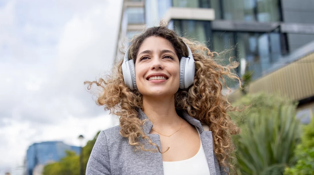 Ο (πανεύκολος) τρόπος για να κάνεις μπούκλες κομμωτηρίου ενώ... κοιμάσαι